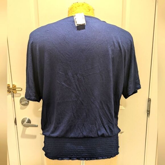 NWT Love & Legend 1X Navy Blue Ruched Back V-Neck Top - Picture 4 of 9